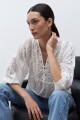Blusa bordada con broderie blanco