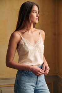 Blusa Satinada Con Encaje Arena