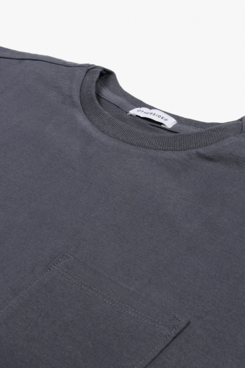 Remera con bolsillo GRIS OSCURO