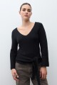 Sweater con lazo negro