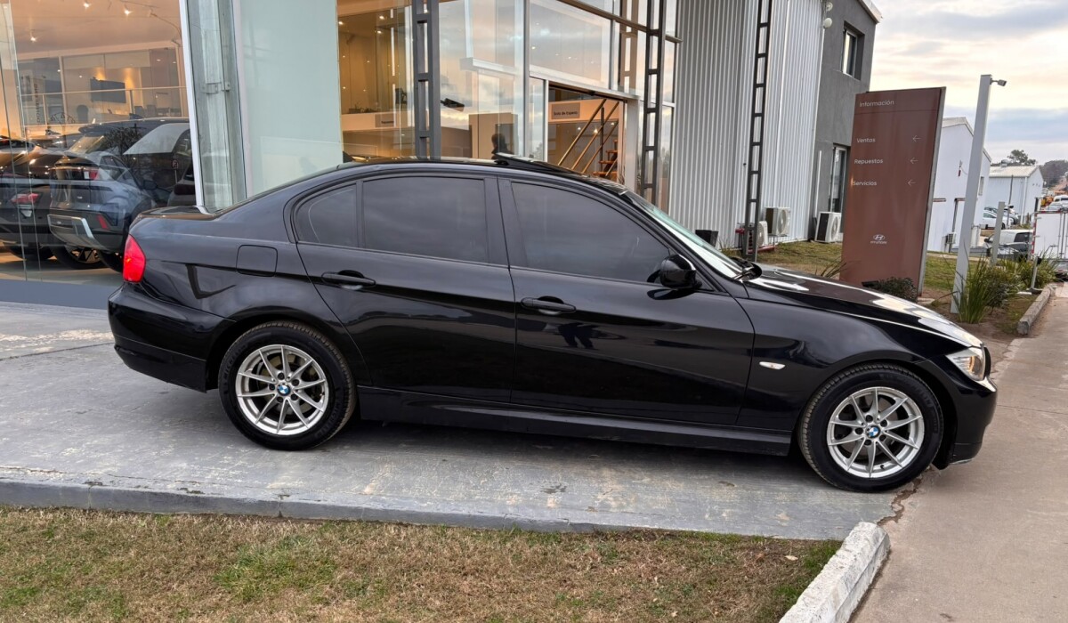 BMW 320I - 2011 BMW 320I - 2011