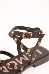 Sandalia Tobillera Con Tachas Chocolate