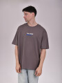 REMERA DEN PRINT GRIS OSCURO