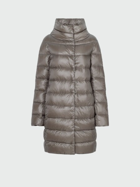 Herno - Campera de corte recto confeccionada en nylon ultraligth. Dora Caqui