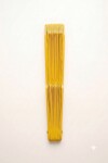 Abanico de madera amarillo