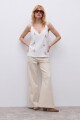 Top con flores bordadas crudo