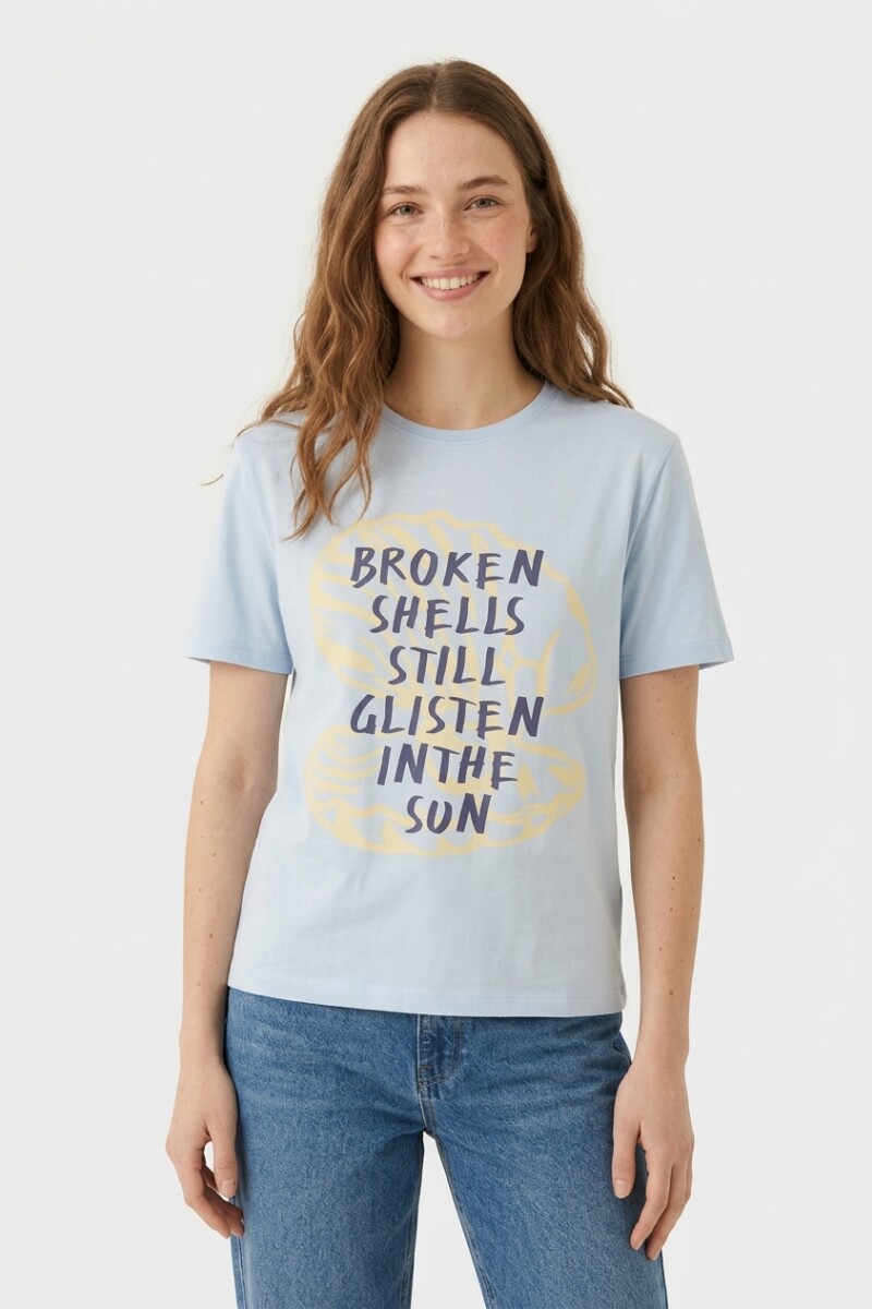 Remera m/c estampada Shells Glisten CELESTE