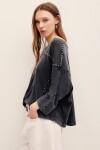 REMERA STUDS Gris Oscuro