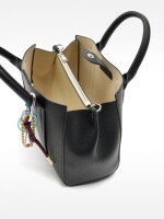 Bolso Tote Con Colgante M negro