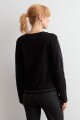Remera pespuntes en contraste negro