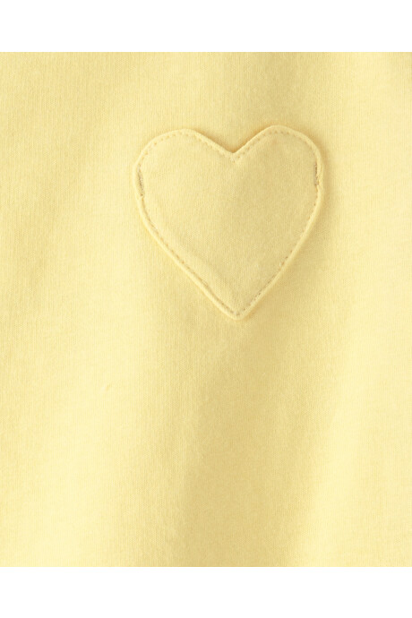 Remera de algodón, manga corta, amarilla, bolsillo corazón Sin color