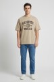 Remera m/c estampa universitaria KHAKI