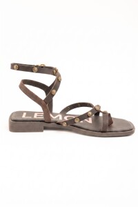 Sandalia Tobillera Con Tachas Chocolate