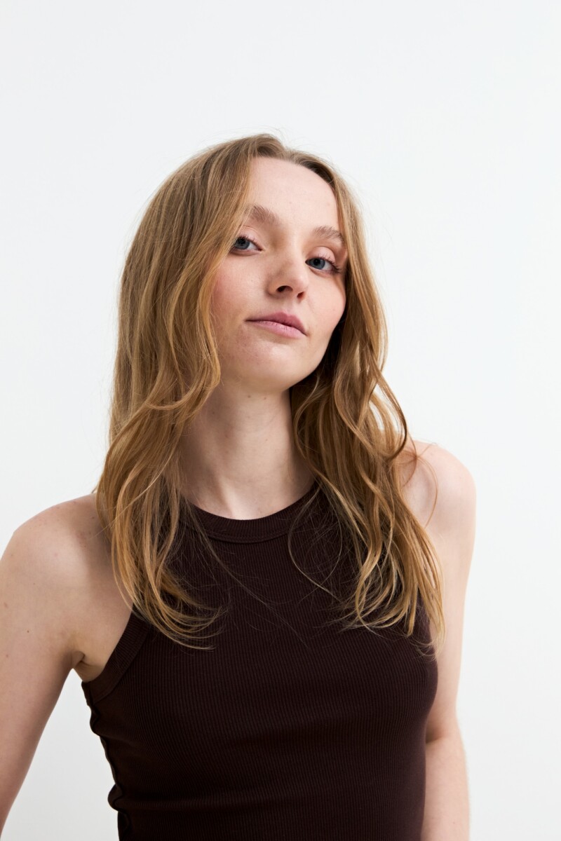 Musculosa en rib basica CHOCOLATE