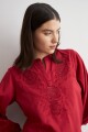 Blusa romantica bordada carmesí