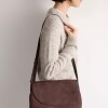 Cartera al hombro Mod en efecto gamuza Chocolate
