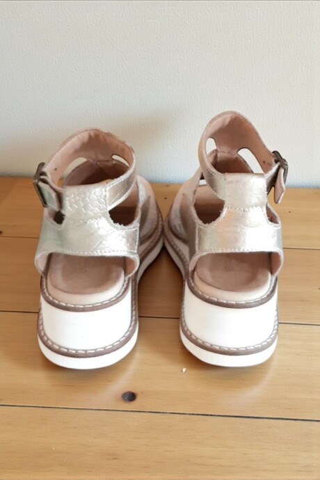 Sandalia Leyla Natural Y Dorado Sandalia Leyla Natural Y Dorado