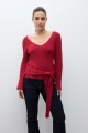 Sweater con lazo rojo
