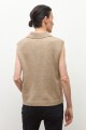 Chaleco tejido cuello polo tostado melange