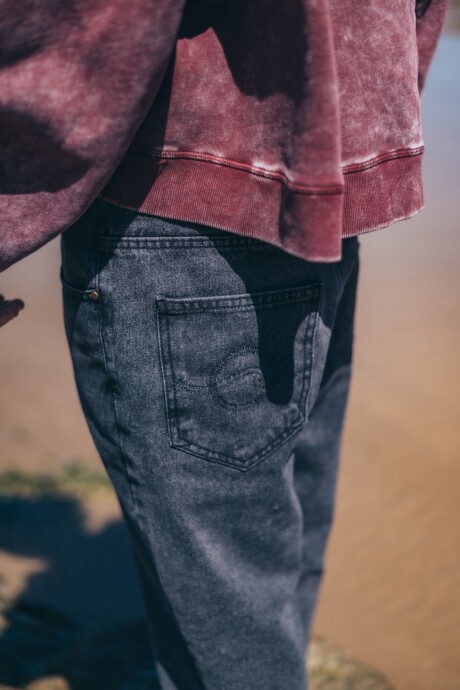 Pantalon Denim Cropped Fit / Negro Pantalon Denim Cropped Fit / Negro