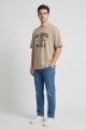 Remera m/c estampa universitaria KHAKI