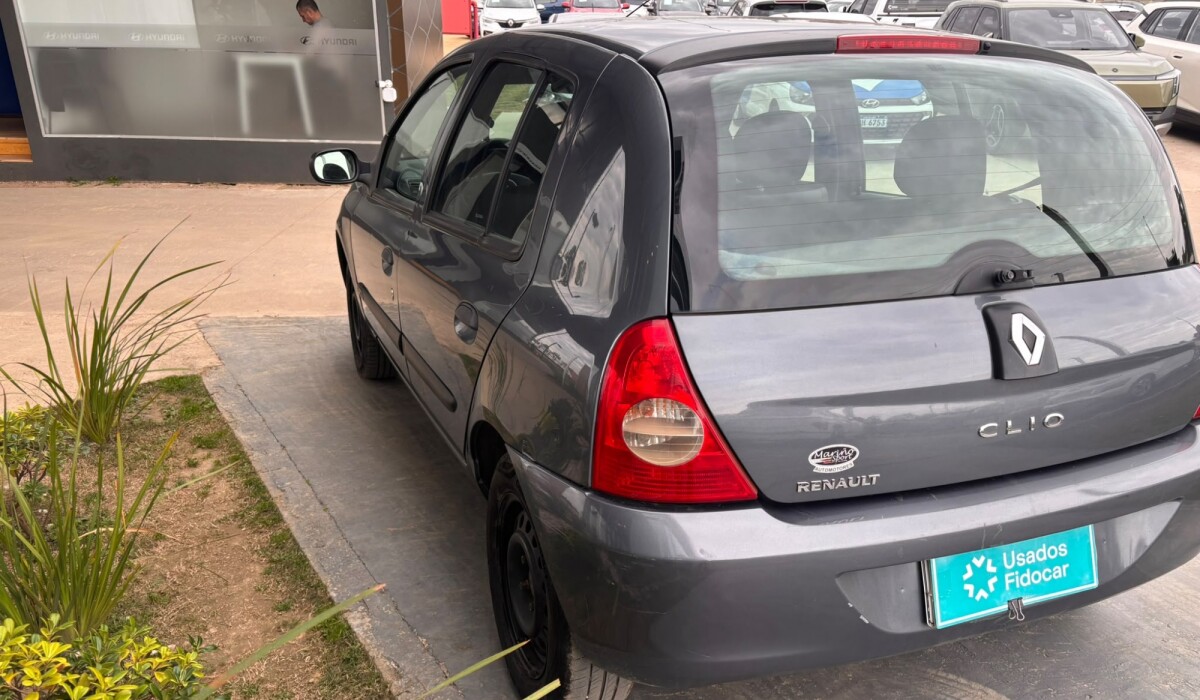 Renault Clio Authentique 1.2 - 2012 Renault Clio Authentique 1.2 - 2012