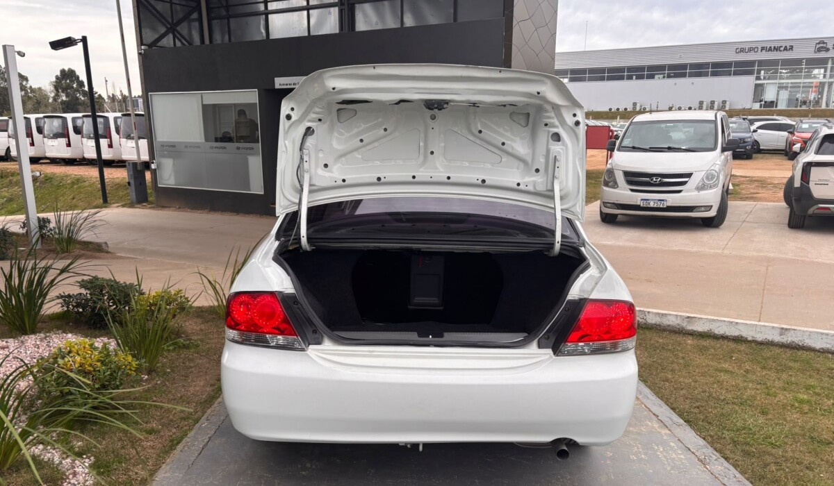 Mitsubishi Lancer 1.6 GLX - 2011 Mitsubishi Lancer 1.6 GLX - 2011