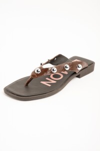 Sandalia Ojota Tachas Chocolate