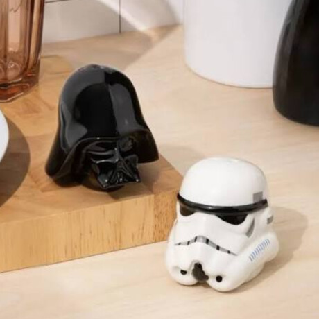 Star Wars - Salt & Pepper Shakers (Darth Vader & Stormtrooper) Star Wars - Salt & Pepper Shakers (Darth Vader & Stormtrooper)