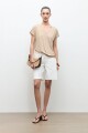 Remera con encaje beige claro