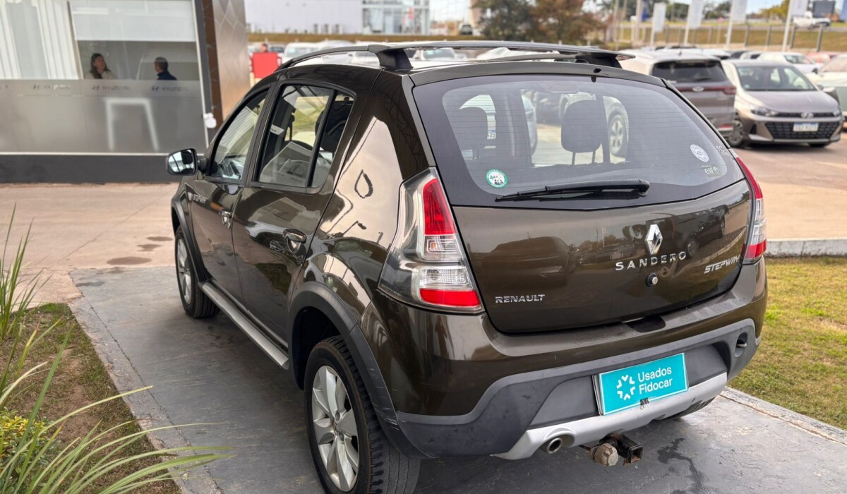 Renault Sandero Stepway Comf. 1.6 - 2014 Renault Sandero Stepway Comf. 1.6 - 2014