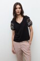 Remera mangas bordadas negro