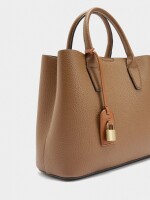 Bolso Tote Con Textura Y Colgante camel