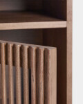 Mesita de noche Beyla de chapa y madera maciza de fresno con acabado tono nogal 53 x 62,5 cm Mesita de noche Beyla de chapa y madera maciza de fresno con acabado tono nogal 53 x 62,5 cm