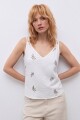 Top con flores bordadas crudo