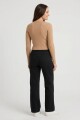 Sweater tejido rib escote a la base TOSTADO