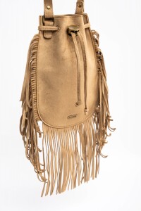 Cartera Flecos Gamuza Vegana Camel