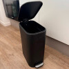 Tacho cesto de basura 16L rectangular con tapa a pedal Tacho cesto de basura 16L rectangular con tapa a pedal