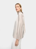 Blusa Satinada Con Cuello Alto beige