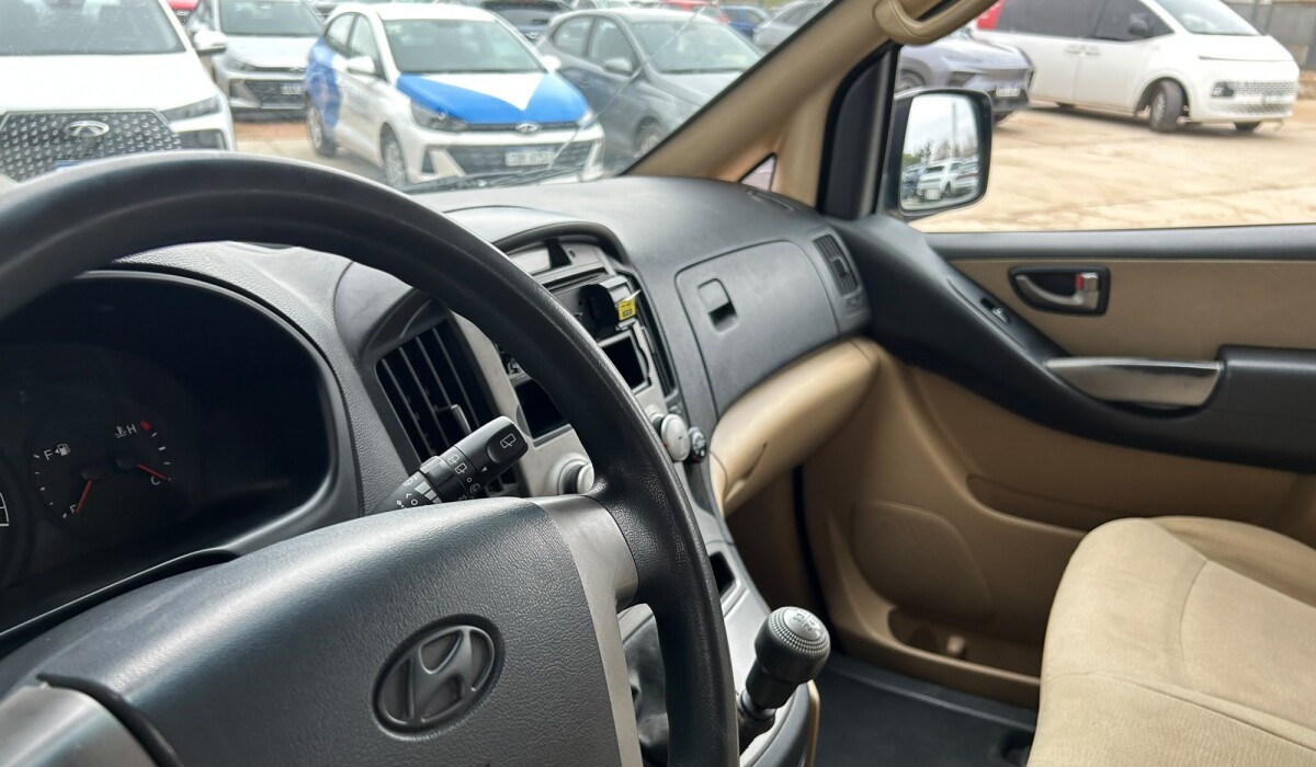 Hyundai H1 MiniBus 12 Plz GLS Diesel - 2014 Hyundai H1 MiniBus 12 Plz GLS Diesel - 2014