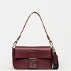 Cartera al hombro Signature en cuero graneado Bordeaux