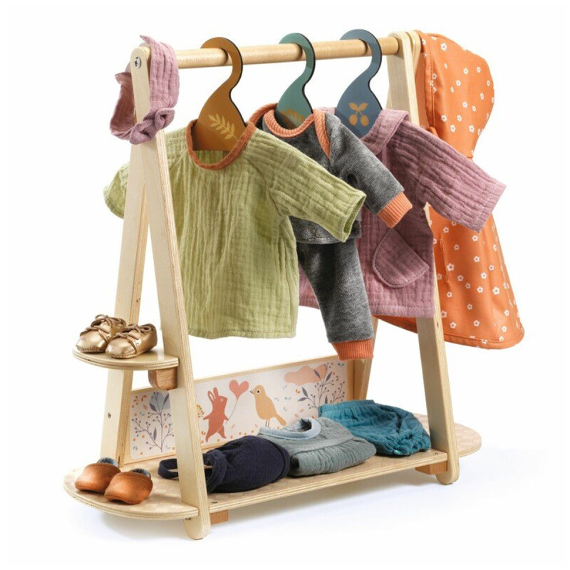 Perchero grande y 3 perchas para ropa muñeca Pomea Djeco Perchero grande y 3 perchas para ropa muñeca Pomea Djeco
