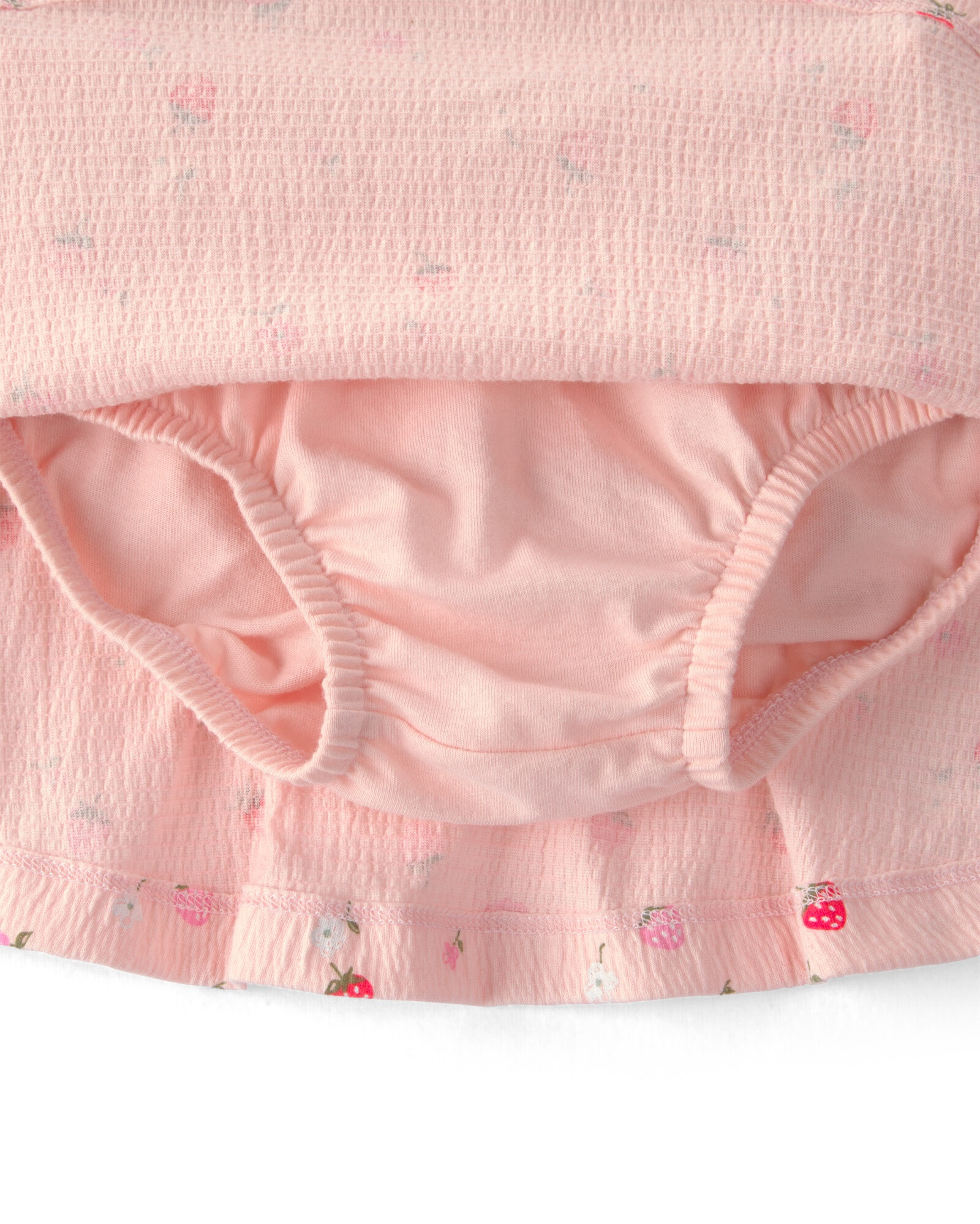 Set dos piezas de jersey arrugado, short pollera y remera, rosado, diseño frutillas. Talles 6-24M Sin color