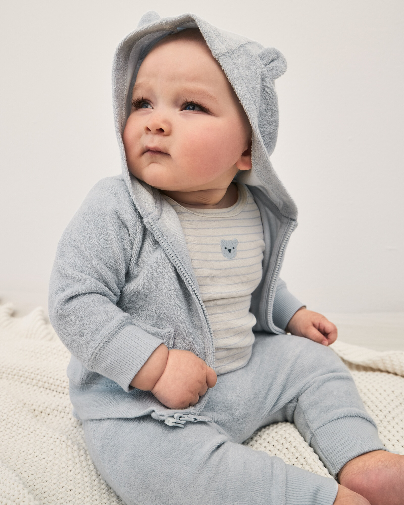 Set tres piezas de algodón, campera y pantalón de terry, más body, diseño oso Sin color