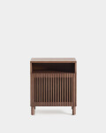 Mesita de noche Beyla de chapa y madera maciza de fresno con acabado tono nogal 53 x 62,5 cm Mesita de noche Beyla de chapa y madera maciza de fresno con acabado tono nogal 53 x 62,5 cm
