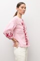 Blusa rayada con bordados rosa