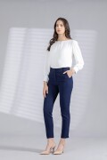 Pantalón Slim. NEGRO