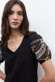 Remera mangas bordadas negro