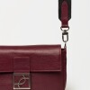 Cartera al hombro Signature en cuero graneado Bordeaux