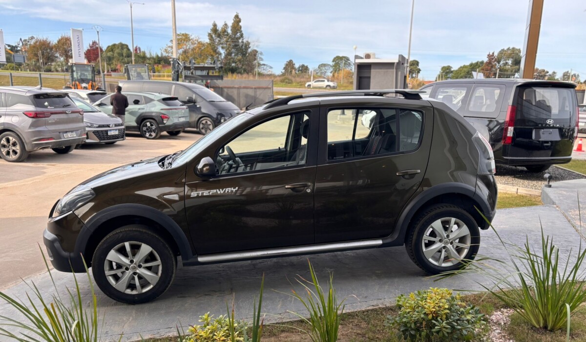 Renault Sandero Stepway Comf. 1.6 - 2014 Renault Sandero Stepway Comf. 1.6 - 2014